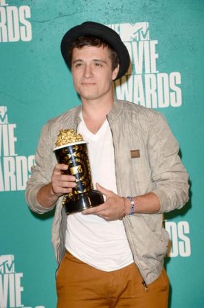 2012_MTV_Movie_Awards_Press_Room_ew5TcWWnR3Ml.jpg