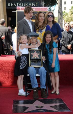 Dennis_Hopper_Honored_Hollywood_Walk_Fame_VFVFkhic9_jl.jpg
