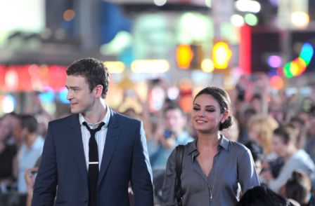 Mila_Kunis_Justin_Timberlake_Films_Times_Square_qUT-emUs3PSl.jpg
