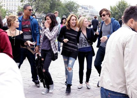 http://popmovies.blog.free.fr/public/Tournage/septembre_2010/.Miley_Cyrus_Miley_Cyrus_LOL_ing_Paris_LoZ5LDDkWAvl_m.jpg